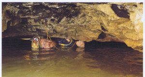 Norbert Schneider im 1. Siphon der Falkensteiner Höhle, Schwäbische Alb, Deutschland