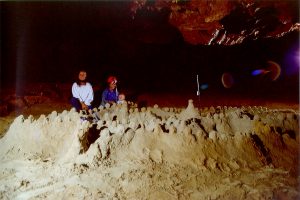 Sandburg in der Höhle von Selenitsa