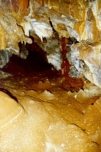 Höhle Selenitsa, Bodensinter