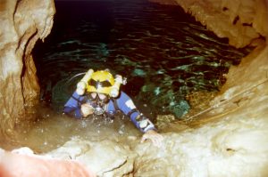 Franzjörg Krieg beim Austauchen aus dem Siphon des Drakos-Systems in der Höhle