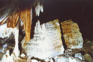 Vandalismus in der Höhle von Selenitsa