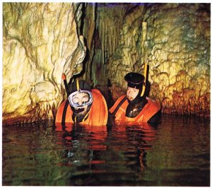 Franzjörg Krieg und Dietmar Hecken in der Höhle von Diros