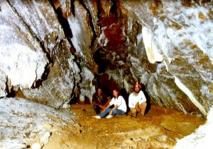 Manuela und Andreas Zimmermann in der Höhle von Selenitsa