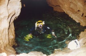 Franzjörg Krieg im System der Drakos-Quelle, Zugang zum Siphon durch die Höhle
